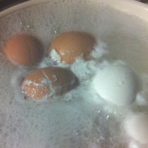 簡単フライパンゆで卵の作り方 割れちゃったけど気にしない