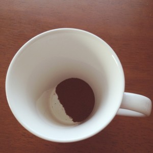 インスタントコーヒーは最初に少しの水で溶け！