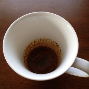 インスタントコーヒーはまず少量の水で溶かした後に沸かしたお湯を注ぎます。これだけでグンと美味しくなる。